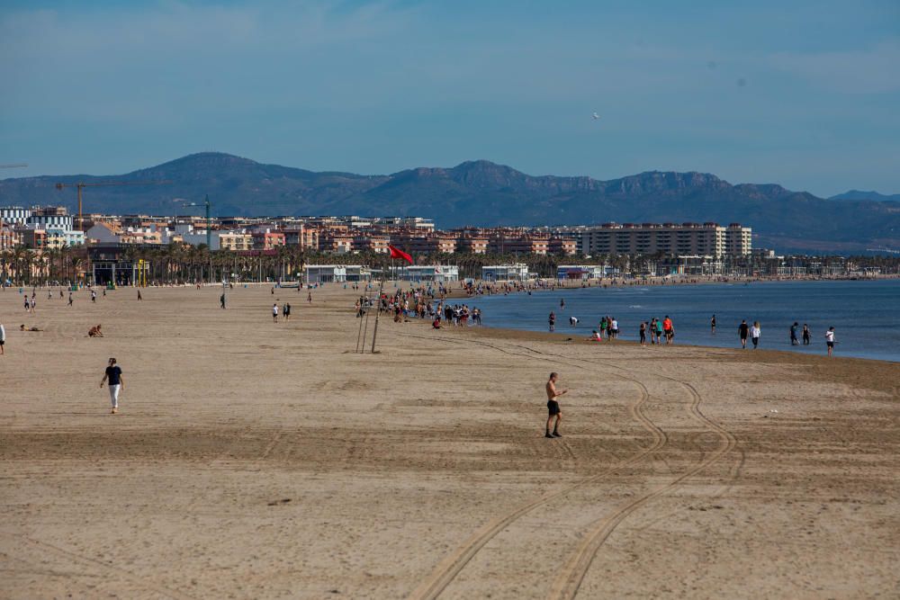 Deportistas en el Paseo Marítimo y en el Jardín del Turia de València