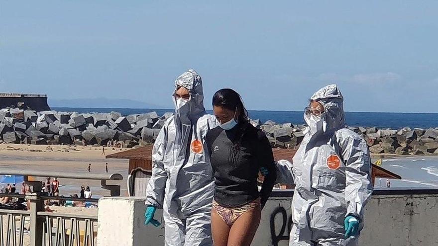 Detenida en San Sebastián cuando practicaba surf, saltándose el confinamiento tras dar positivo