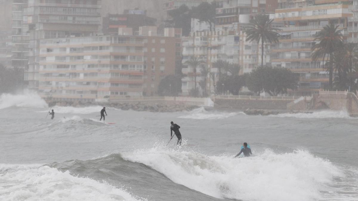 El temporal costero azota la Albufereta.