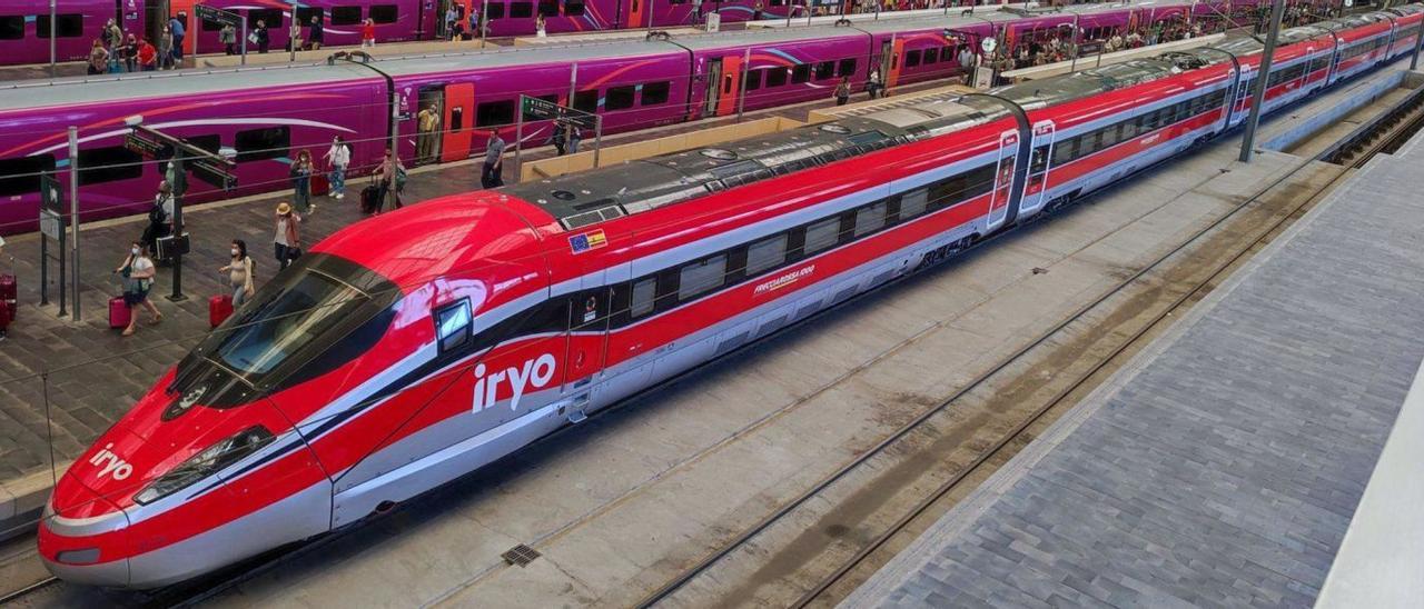 Los primeros trenes de la marca Iryo ya están en España y se les ha podido ver por la estación zaragozana de Delicias, como se aprecia en la imagen, casualmente con el Avlo de Renfe en otra vía. | IRYO