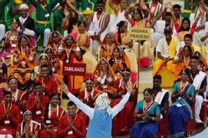 El primer ministro indio, Narendra Modi, se reúne con artistas folclóricos después de dirigirse a la nación durante las celebraciones del Día de la Independencia en el histórico Fuerte Rojo de Delhi