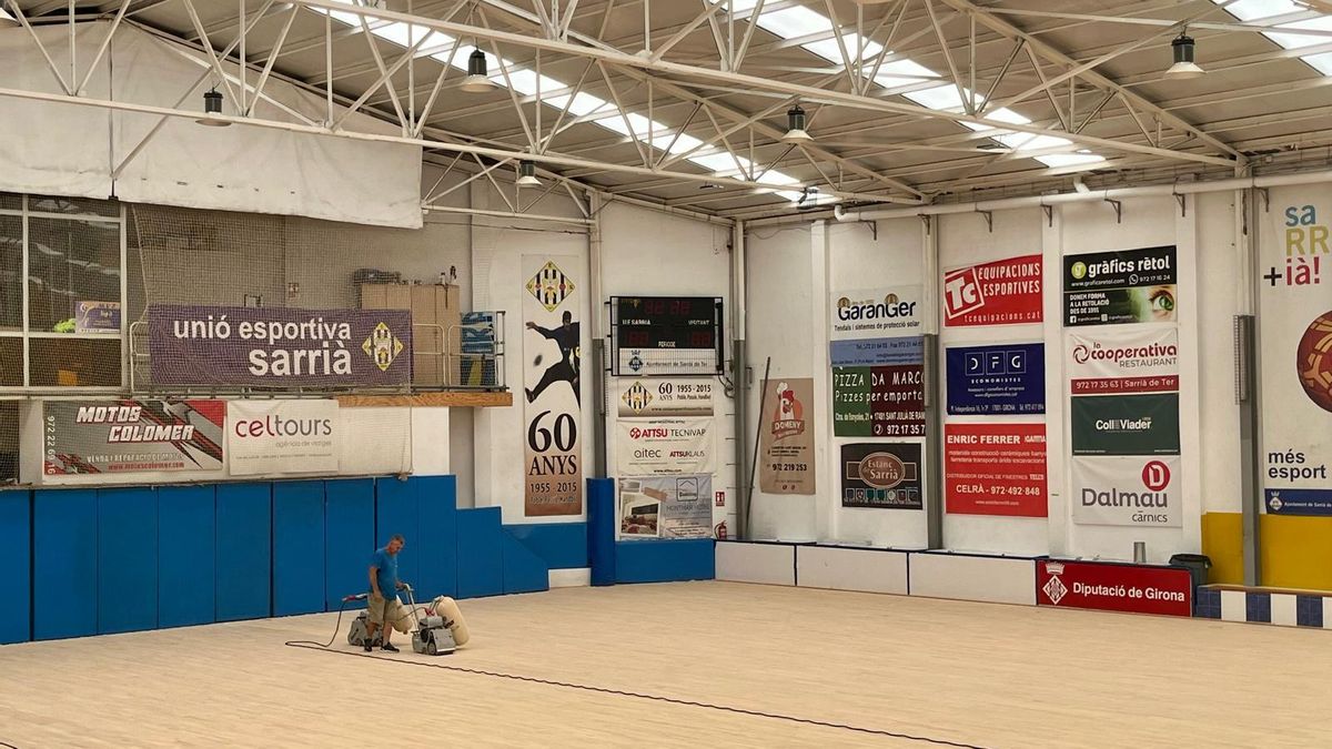 El pavelló del Sarrià, amb els diferents patrocinadors visibles.