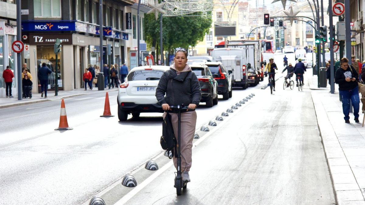 La llegada de los nuevos carriles bici ha incrementado exponencialmente el uso de las bicicletas y los patinetes  en Murcia. |