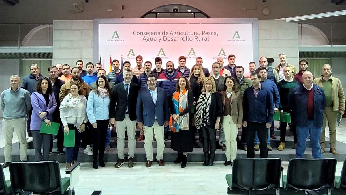 La consejera, en el centro, con los jóvenes a los que ayer se entregaron las ayudas.