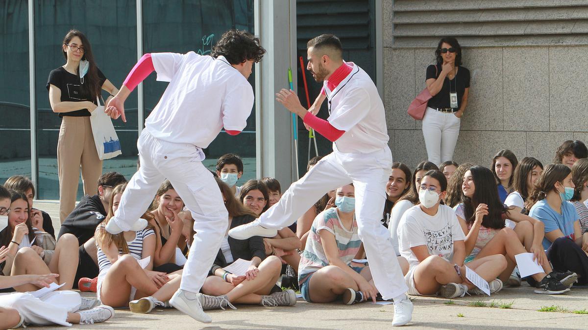 El público joven disfrutó con las coreografías.