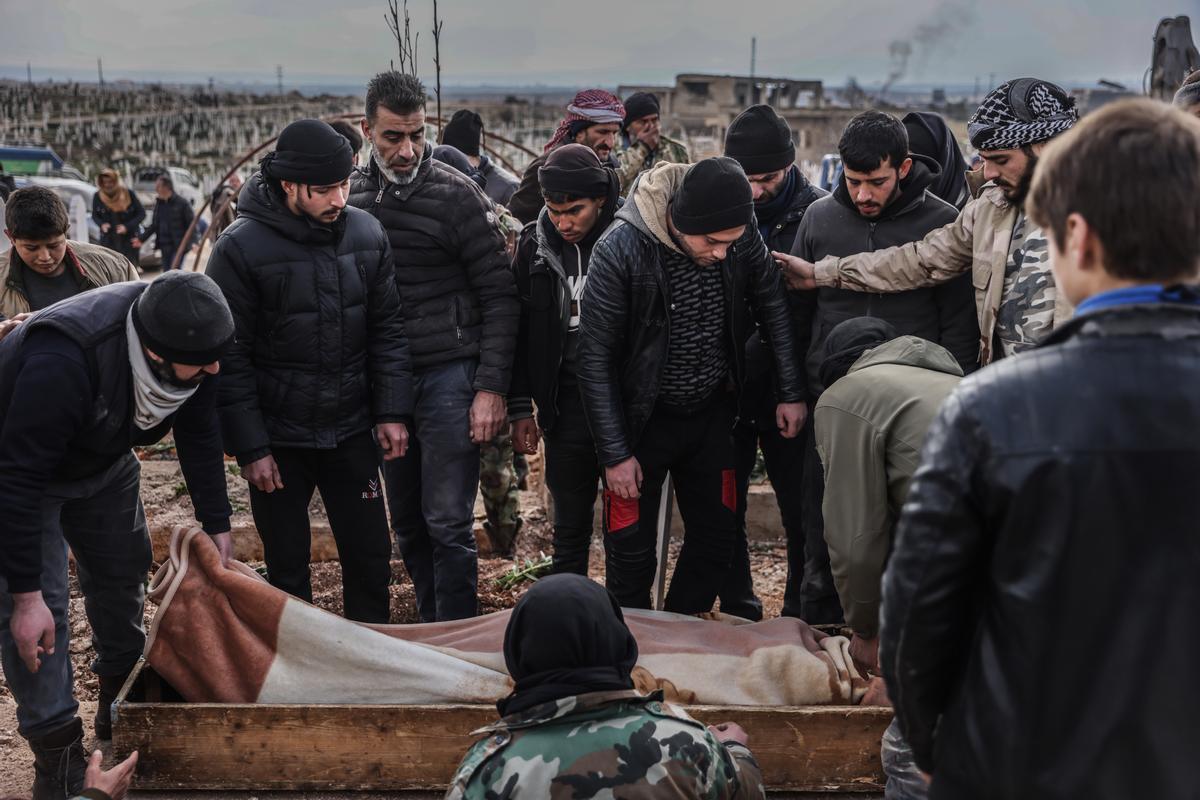 Los sirios de Idlib entierran a sus familiares que murieron como resultado del devastador terremoto a lo largo de la frontera turco-siria