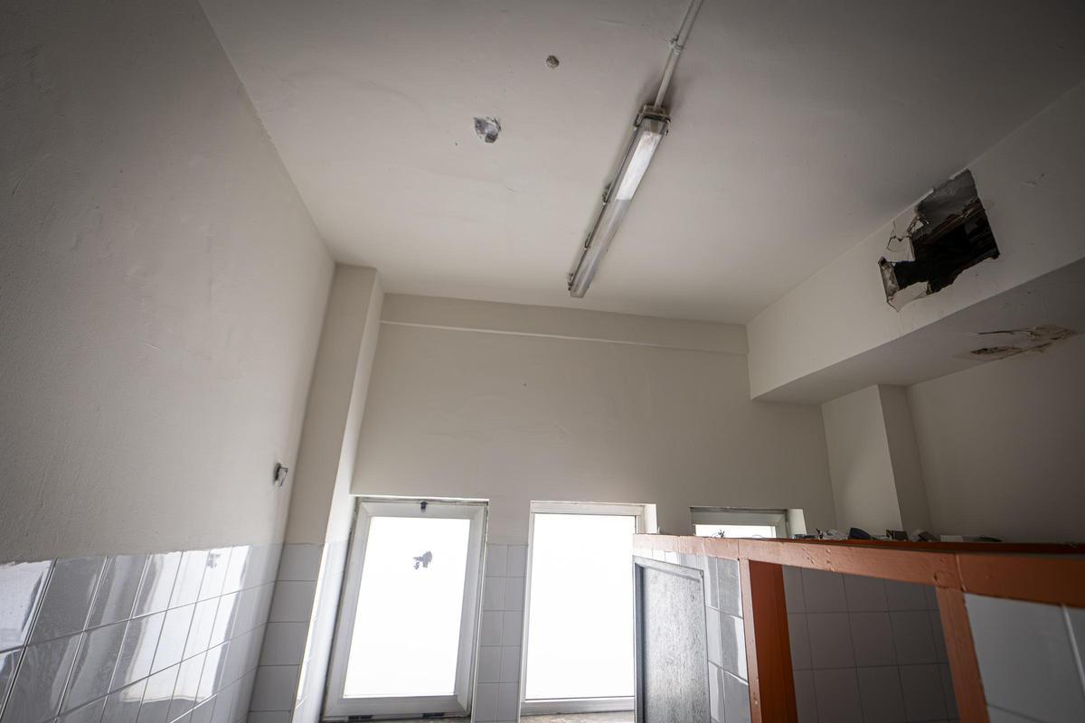 El Institut Sants, entre lo retro y lo ruinoso: crónica visual de un centro que envejece sin cuidados