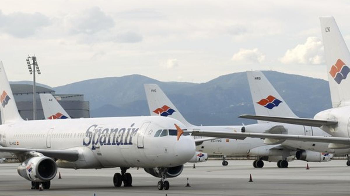 Aviones de Spanair aparcados en el aeropuerto de El Prat.