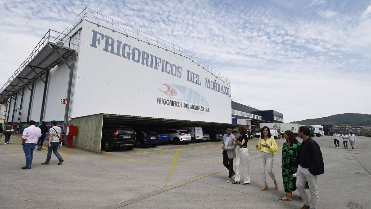 Políticos y empresarios, ayer en las instalaciones de Frigoríficos del Morrazo.