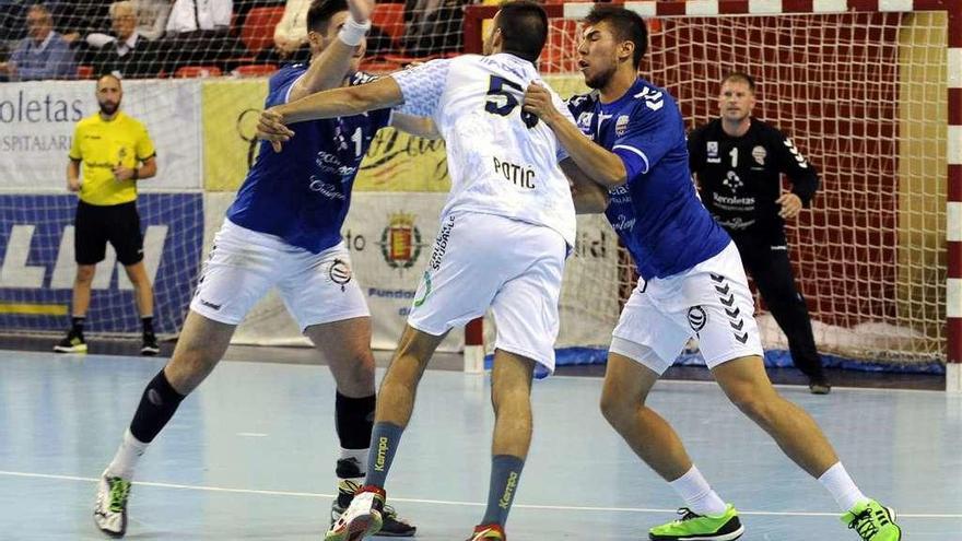 Nikola Potic en una acción ofensiva en el partido ante el Valladolid. // Ricardo Otazo/El Norte de Castilla