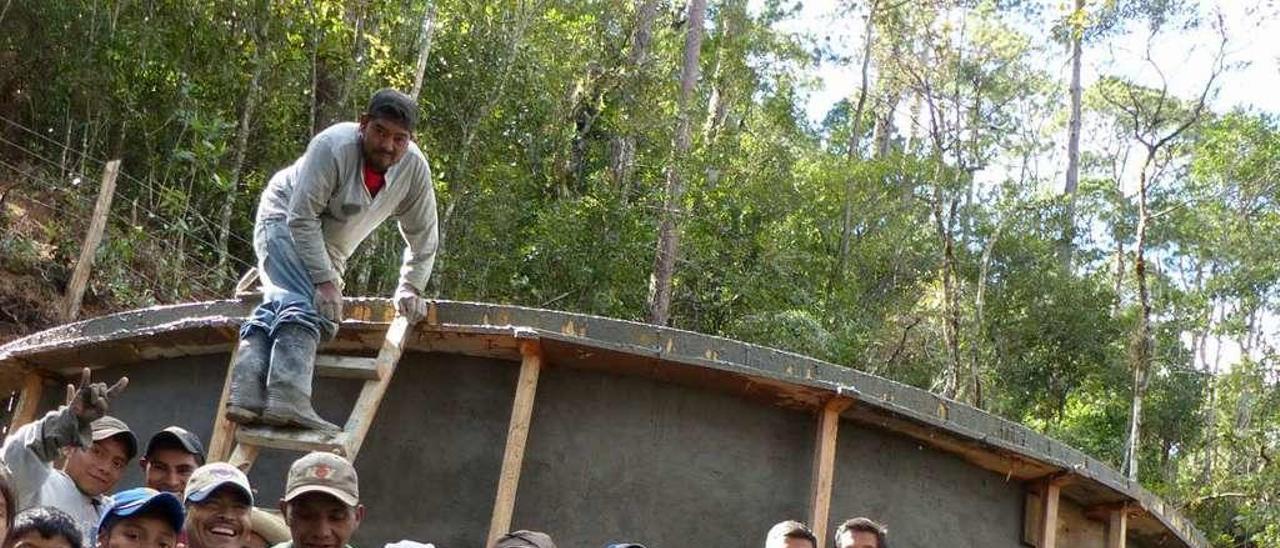 Colaboradores locales y cooperantes asturianos, durante la construcción del depósito para abastecimiento de agua en Quiaterique (Honduras).