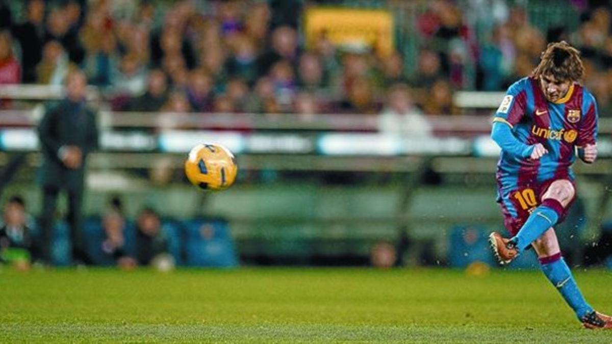 Messi ejecuta una falta directa frente al Racing de Santander, el sábado en el Camp Nou.