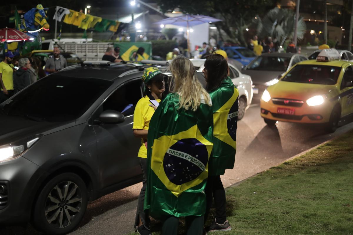 Simpatizantes del presidente de Brasil y candidato a reelección Jair Bolsonaro se congregan frente a su casa en el barrio de Barra da Tijuca