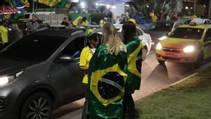 Simpatizantes del presidente de Brasil y candidato a reelección Jair Bolsonaro se congregan frente a su casa en el barrio de Barra da Tijuca