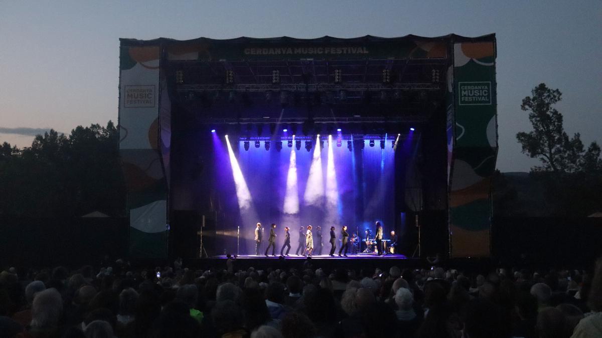 Un instant de l&#039;actuació del conjunt de l&#039;artista Sara Baras al Cerdanya Music Festival, on es veu l&#039;escenari i una part del públic