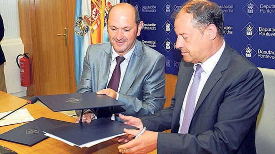 Louzán y Mato durante la firma del convenio//R.Vázquez