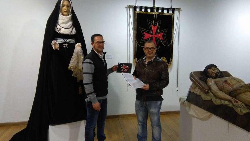 David Rivas (derecha) entrega al presidente del Santo Sepulcro, Agustín Arias, la obra de la cofradía.