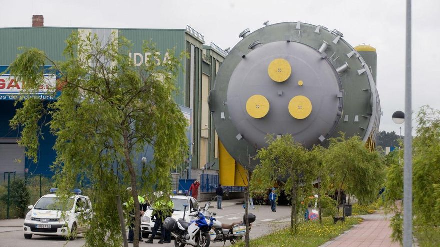 Operación de traslado de un coloso del PEPA, junto al ecoparque de Baterías, al Puerto de Avilés. | R. S.