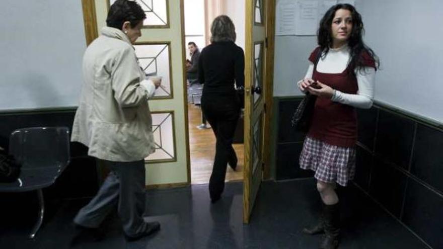 Las dos mujeres a ambos lados de la puerta ayer en el juicio.