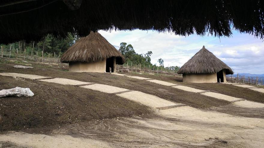 Las cabañas prehistóricas. // Cabanas de Salcedo FB