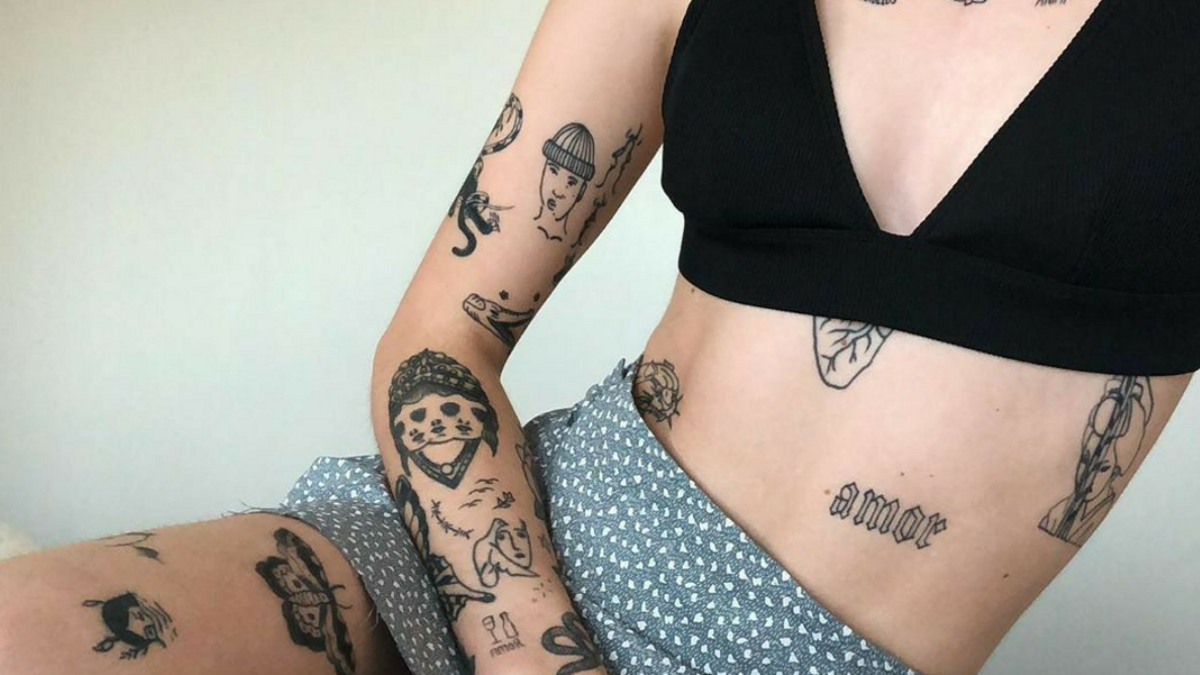 Imagen de archivo de una mujer tatuada