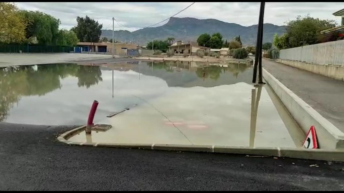 Aparcamiento del colegio de Campillo convertido en una laguna tras las lluvias.