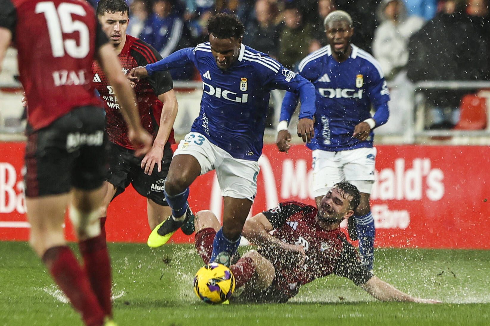 El partido entre el Mirandés y el Real Oviedo, en imágenes