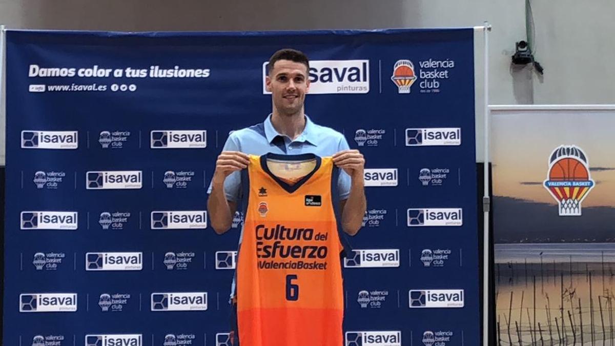 Xabier López-Arostegui posa con su nueva camiseta en L'Alqueria del Basket.