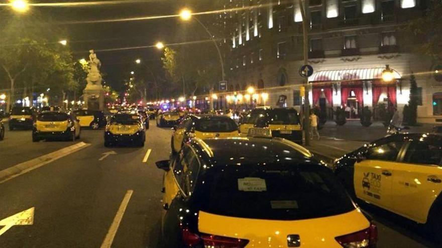 Los taxistas denuncian a Uber y Cabify por hacer &quot;huelga a la japonesa&quot;