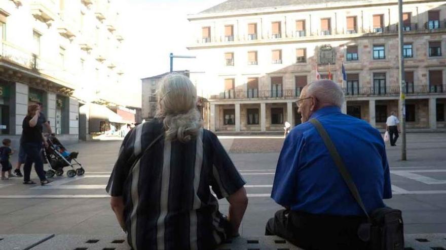 Dos jubilados, ayer en la ciudad.