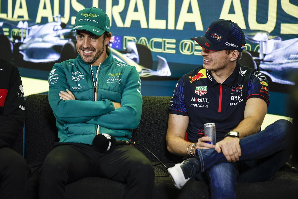 Fernando Alonso, muy sonriente, junto a Max Verstappen en Melbourne.