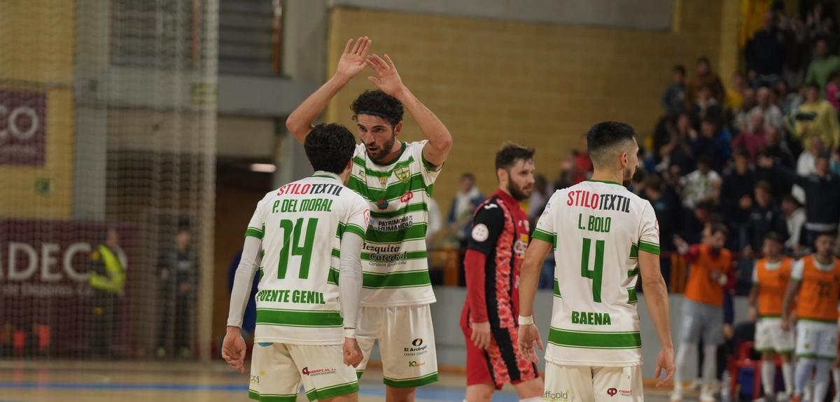 Pablo del Moral y Zequi se saludan tras un partido.