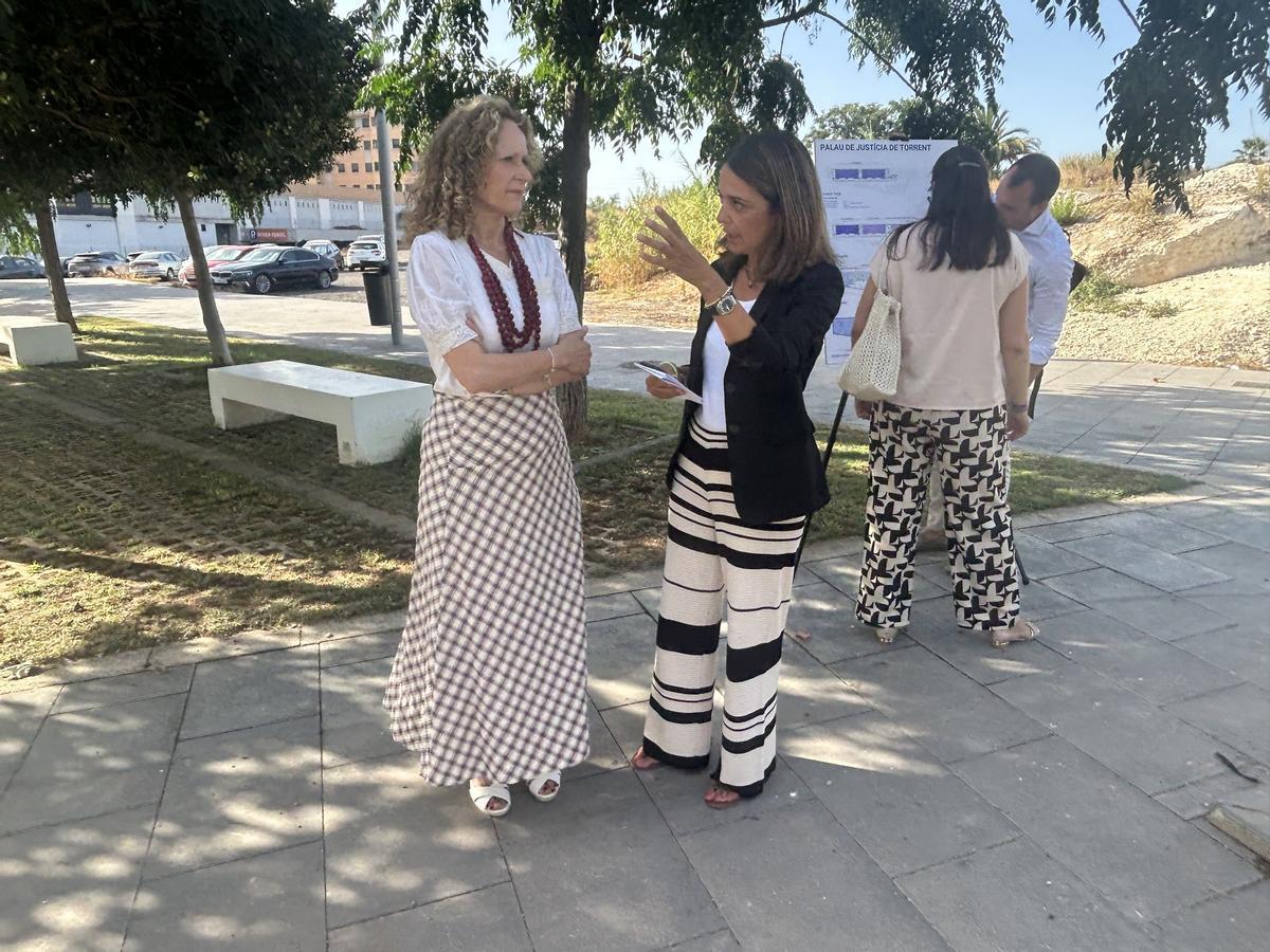Amparo Folgado y Nuria Martínez departen sobre las características del nuevo Palacio de Justicia.