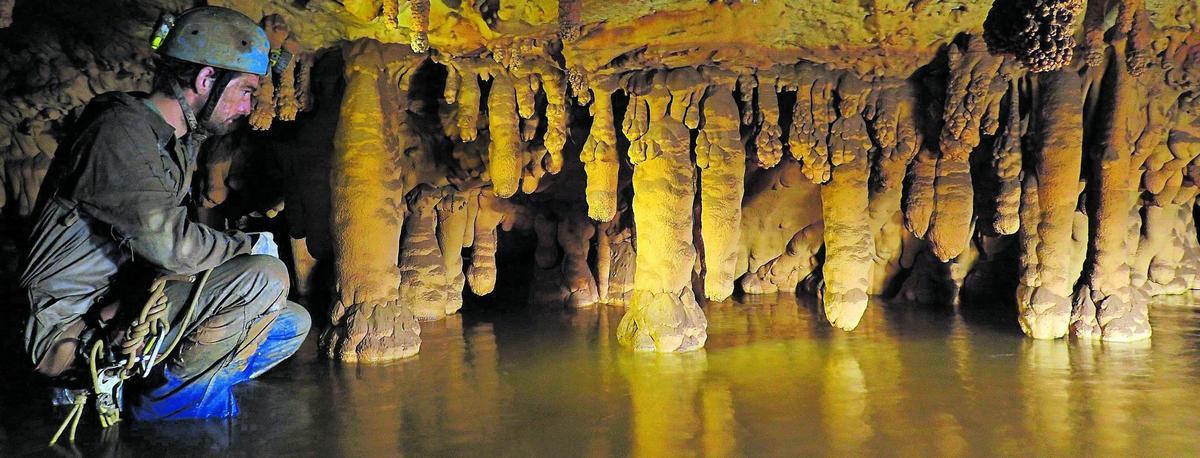 La presència d’un riu subterrani i els interessants espeleotemes, fan de la Sima Posos una cova especial.