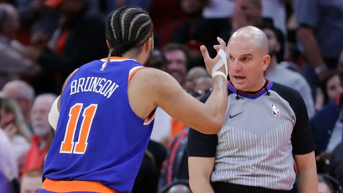 Jalen Brunson protesta al árbitro Jacyn Goble