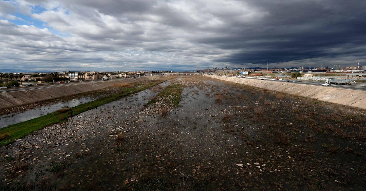 Nuevo cauce del rio Túria tras un episodio de lluvias.