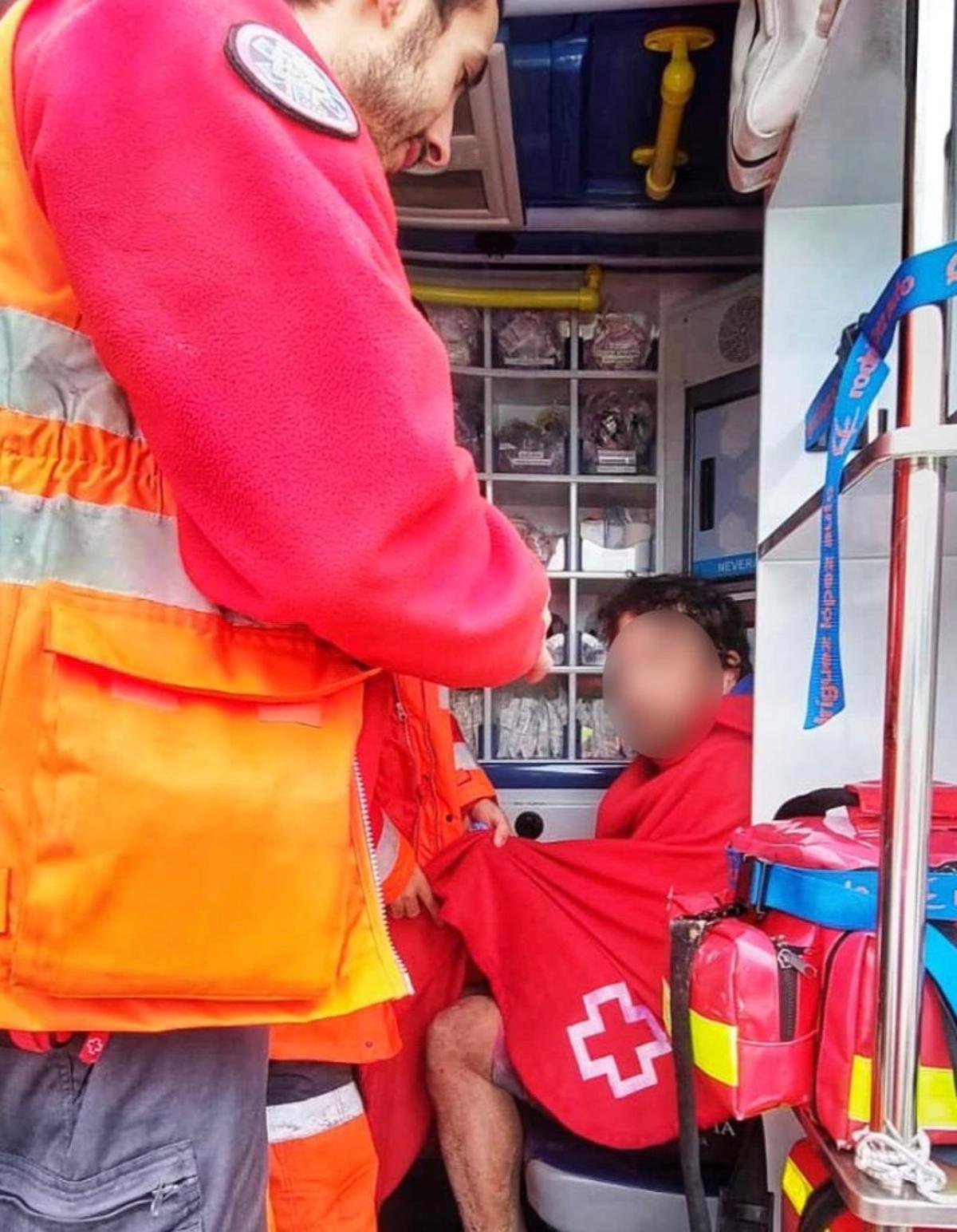 Uno de los participantes con una manta de Cruz Roja.