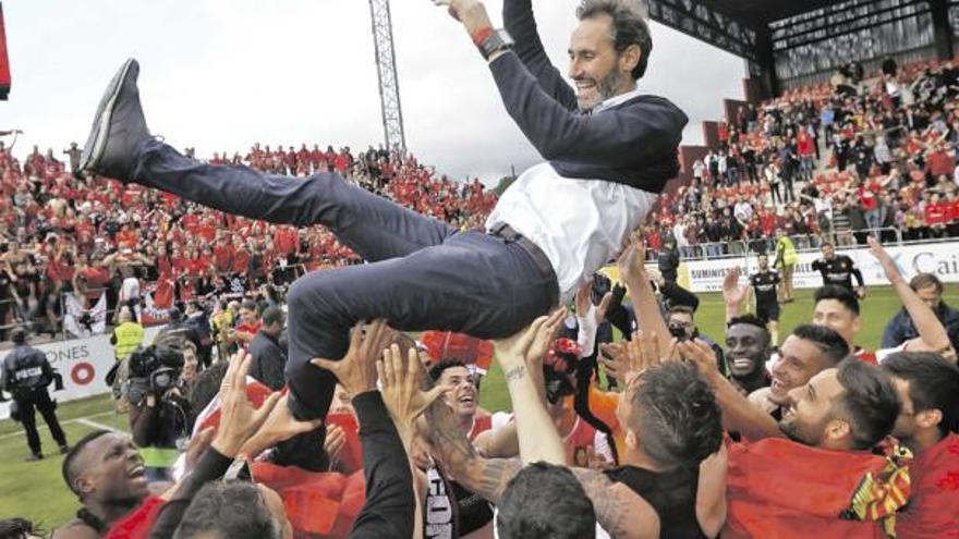 Vicente Moreno es manteado por sus jugadores al final del partido.