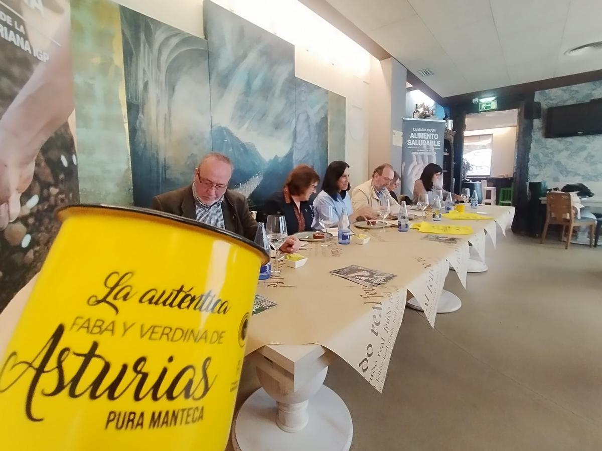 La cata a ciegas para elegir la mejor Faba Asturiana IGP en Grado, en imágenes