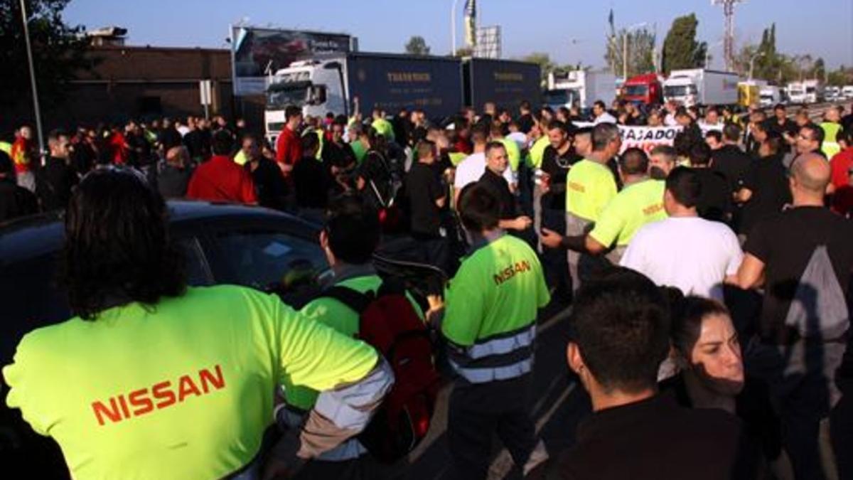 Movilización 8 Trabajadores de Nissan, en la entrada de la factoría.