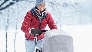 Las manoplas superventas que te protegerán del frío mientras paseas a tu hijo en el carrito