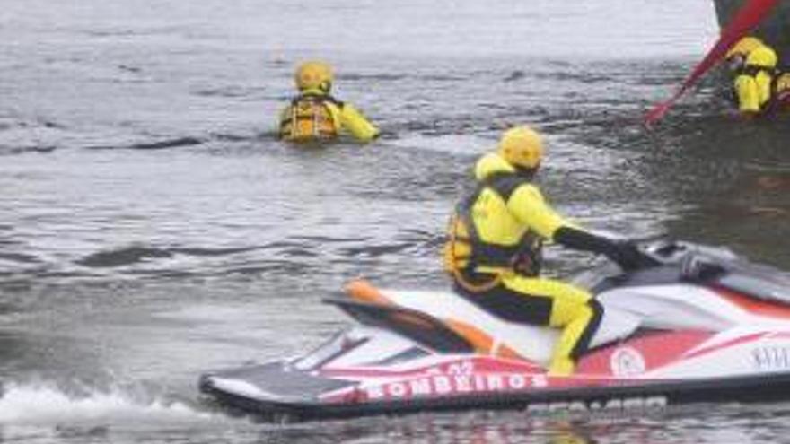 El equipo de rescate acuático de los bomberos, que rescató el cuerpo sin vida, en una anterior intervención.