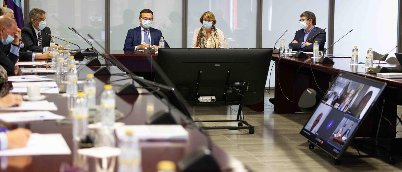 La rectora Eva Alcón y el presidente del Consejo Social, Sebastián Pla, junto a los vicerrectores, en la reunión de este órgano.