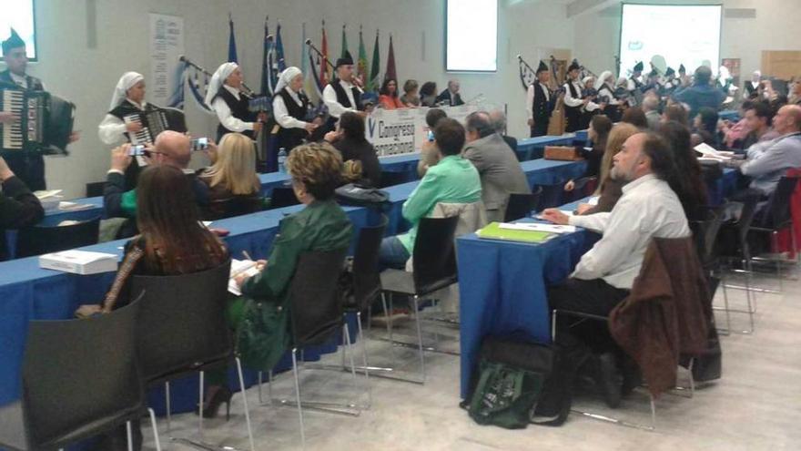 Gaitas, acordeones y tambores, en el cierre del acto inaugural ayer en el Calatrava.