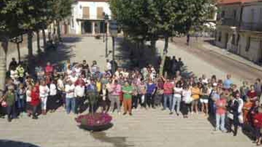 Personas concentradas ayer en la Plaza Mayor de Fuentesaúco a raíz de la agresión del miércoles.