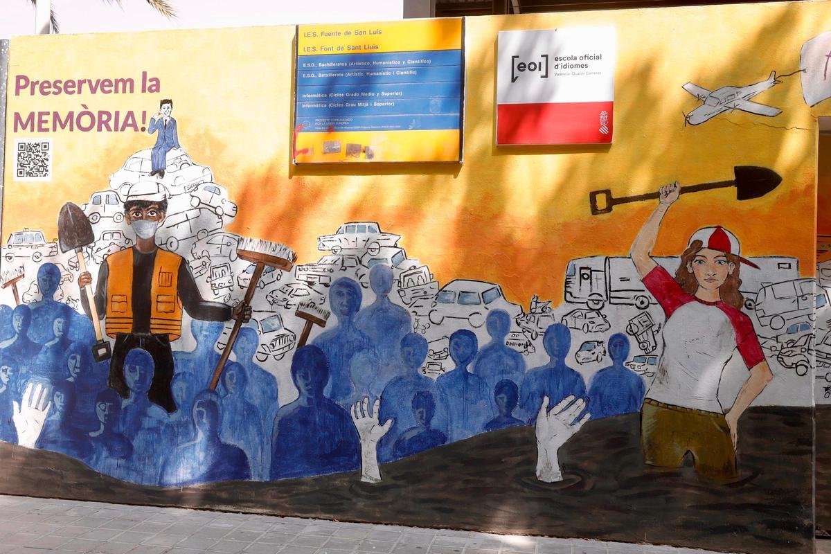 El mural, en la fachada del IES Font de Sant Lluís.