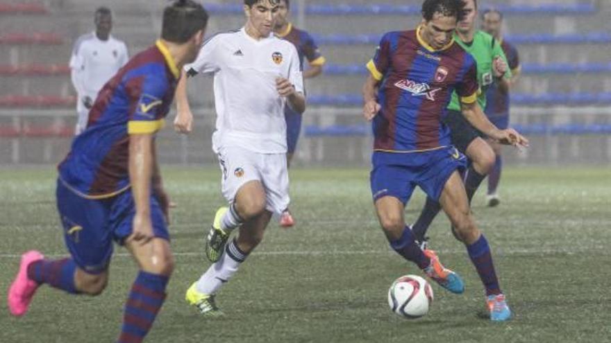 El azulgrana Quin Araujo controla un balón en el partido disputado ayer.