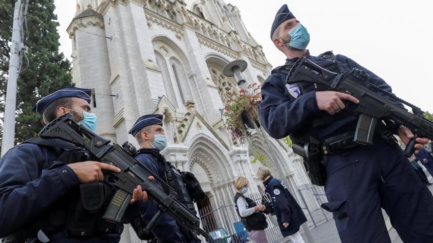 Dos agentes de la policía francesa en Notre Dame.