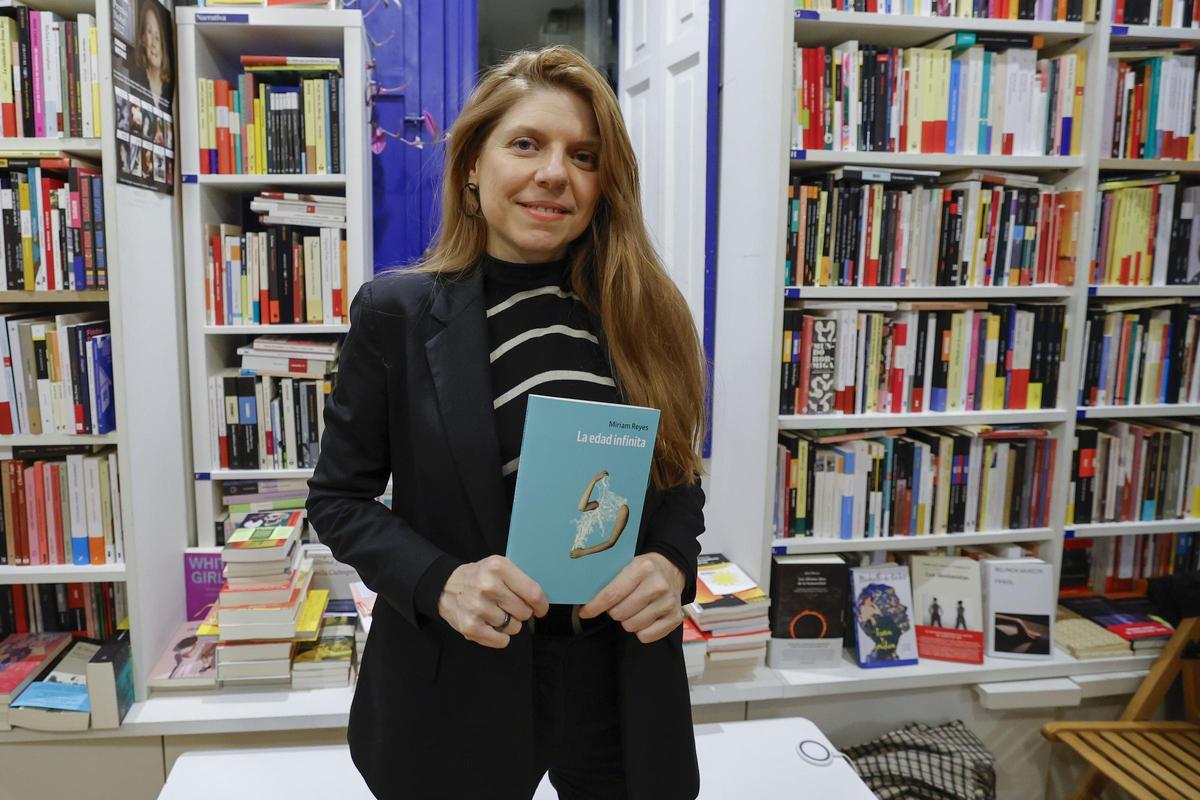 Miriam Reyes, Premio Nacional de Poesía, con su novela «La edad infinita».