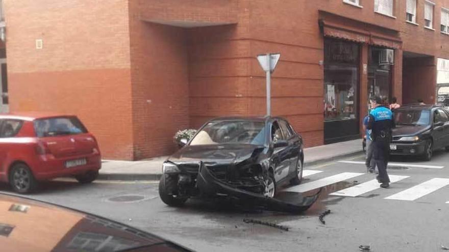El vehículo que se saltó el ceda el paso en la calle Marqués de Bolarque en La Felguera.